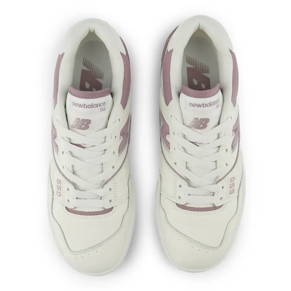 Tênis feminino New Balance 550 branco com detalhes rosa, vista superior mostrando cadarços e logo